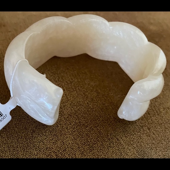 NEW J. Crew Resin Cuff Bracelet - M/L - Picture 3 of 7